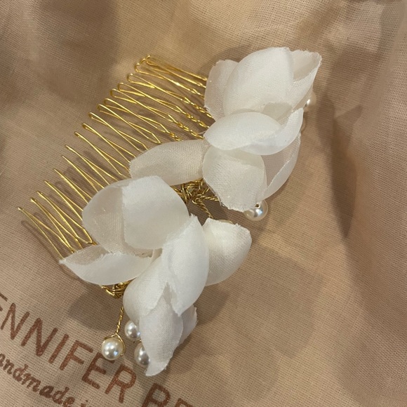 Jennifer Behr Silk & Swarovski Pearl Bridal Hair Comb - Picture 4 of 4